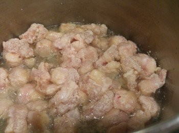 step2: 油過面炸雞軟骨, 一磅分幾次炸可慳油, 炸好全部之後攞起, 再用大火炸一炸雞軟體一次即攞起, 用吸油紙索一索多餘的油份。