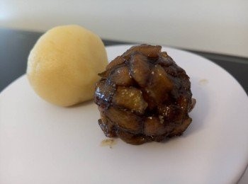 step4: 牛油室溫放軟，加糖粉打至乳白幼滑，加入蛋及雲呢拿油攪勻，篩入低筋粉，杏仁粉，奶粉，攪勻，存入雪櫃雪20-30分鐘，同時取出蘋果餡，平均分割約15g一粒，滾圓備用。取出麵團，然後平均分割約20g一粒，滾圓備用。