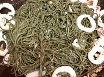 step4: 炒熟墨魚熄火，加墨魚汁麵拌匀。如不夠汁可逐少加煮過意粉的水，上碟。