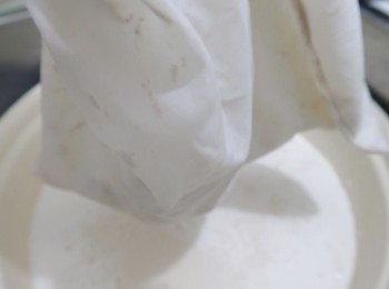 step5: 隔渣留合桃水，再繼續打另外的合桃及水，