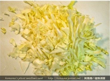 step2: 將高麗菜洗淨，瀝乾水份後，切成細絲備用。