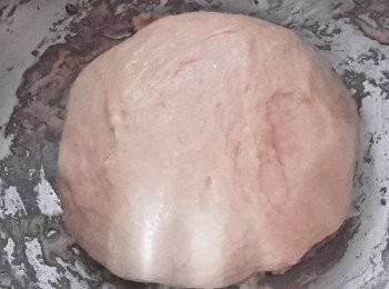 step3: 在枱上灑上麵粉，搓麵糰約十分鐘至表面平滑。在大碗內塗一層油，放入麵糰，用保鮮紙封口，靜置約一小時。麵糰會漲大一倍