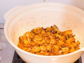 step7: 下蒜蓉﹑薑蓉﹑牛油﹑Garam Masala及甜紅椒粉炒勻約 2 分鐘至有香味