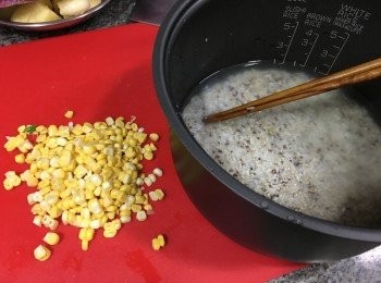 step4: 我這包藜麥加水比例1:1 也很好口感 將粟米切粒備用