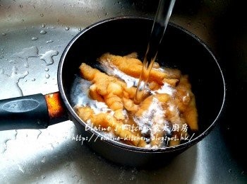 step3: 期間將鳳爪放入煲內加水用中火煮滾 , 盛起沖一沖洗及瀝乾