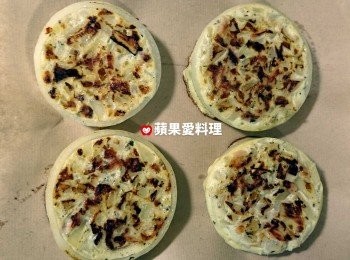 step7: 待蛋兩面都煎到焦黃色時，取出放在吸油紙上。