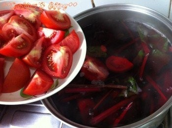 step5: 煲左大約二十分鐘之後，就可以將蕃茄加埋入去煲~