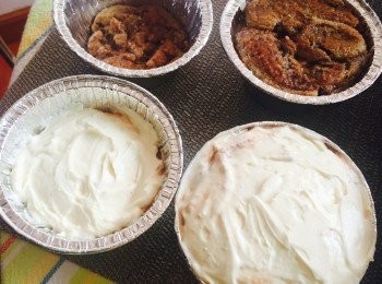 step7: 在容器內，先鋪一層浸泡好的Lady fingers，然後塗上一層芝士忌廉。再重覆一次注滿容器，放入雪櫃雪最少2小時至凝固。