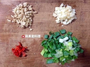 step2: 切薑末（不去皮）、蒜末（用刀背輕拍後去皮）、辣椒末（去籽）、葱花。