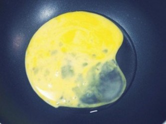 step2: 鍋中倒入橄欖油加入蛋液~~