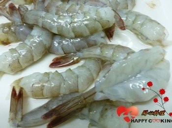step2: 將蝦去頭留尾,背部剖開,去除腸泥
