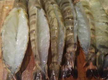 step3: 蝦先用鉸剪剪開外殼再用刀開邊,順便挑走蝦腸。