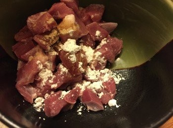 step3: 瘦肉切粒, 醃15分鐘