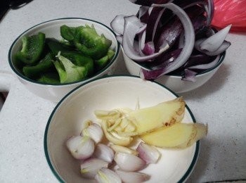 step4: 熱鑊爆香: 薑 / 蒜頭 / 干蔥頭 / 紫洋蔥 / 青椒