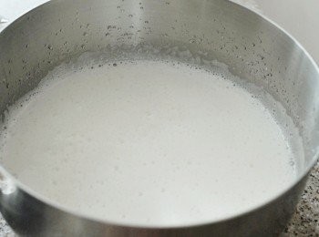 step3: 用電動打蛋器打吉利丁至均勻，然後用低速，慢慢加入糖漿（糖漿很熱，要小心慢慢倒入）