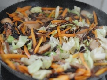 step3: 然後下椰菜及鹽調味，炒至椰菜軟身即成，餡料待涼備用