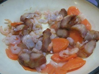 step3: 起鍋依序加入紅蘿蔔。叉燒.蝦仁.花枝