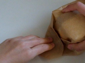 step8: 再包禮物一樣，摺好左右兩端開口。（詳細摺法可以參看video）