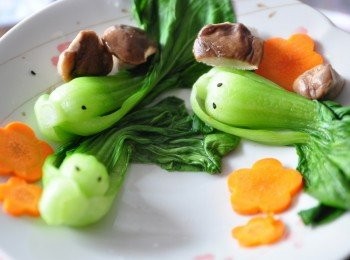 step2: 將杏鮑菇蒂頭及紅蘿蔔雕花擺盤裝飾