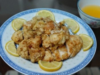 step4: 熱鍋下所有調味料拌勻，煮沸檸檬汁後即可。雞肉切件，享用時沾檸檬汁