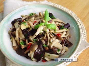 step3: 把杏鮑菇和黑木耳切絲，本菇和茶樹菇撕成一條條，加入<span class="group_2">汁料</span>拌勻即可享用！