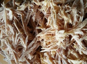 step8: 將雞肉渣與豬肉渣撕成絲狀,可以放入冰箱用作滾湯時加入食用