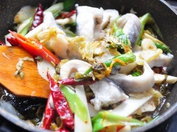 step6: 最後將熟魚片放入鍋中略拌，並加入自製辣油、鹽及素蠔油均勻調味即可快速起鍋!