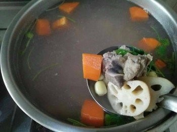 step2: 倒入水量200cc於鍋中(以能夠蓋過澎湖排骨汆燙為主)，水滾煮後，放入澎湖排骨(是為了除去髒污的血水並洗淨) ，