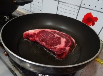 step4: 牛扒兩面各灑上1/2茶匙鹽調味醃五分鐘