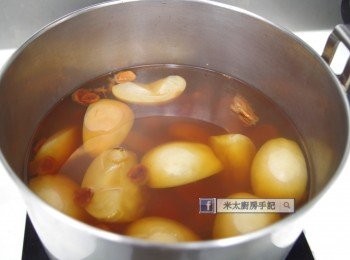 step2: 把所有材料放煲中煮滾，轉小火煲30分鐘，關火焗10分鐘即成！