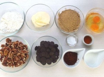 step1: 準備所有材料。先將烤箱預熱至170℃。