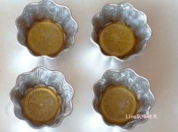 step2: 小烤盅內側刷少許油，輕撒一些麵粉，鋪入一片<span class="group_2">糖煮柳橙片</span>備用；