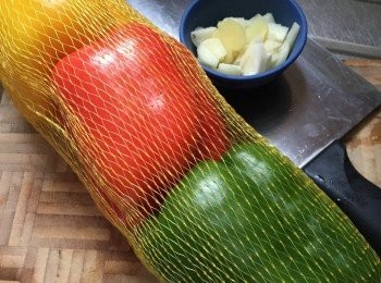 step1: 1. 牛柳粒沖去血水，用廚房紙徹底吸乾所有水份，灑上海鹽及黑楜椒醃約半小時