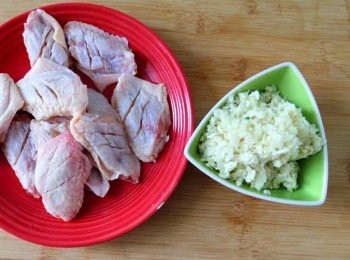 step1: <a href="https://bit.ly/3zHU5V3" target="_blank" data-keyword="雞翼" class="guide-link"><strong>雞翼</strong></a> <span style="display:inline-block;vertical-align:middle;margin-top:-3px;color:initial;border-radius:3px;padding:2px 3px;font-size:12px;line-height:14px;background:#87d300;color:#fff;">即買</span> 洗淨，在背部劃上幾刀以便入味，蒜切末。