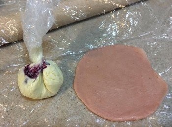 step7: 把冰皮蓋上保鮮紙然後轆薄同平