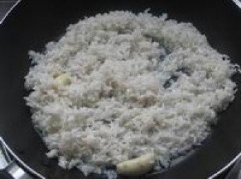 step11: 倒入大米翻炒，加入少許鹽和適量雞湯，一同倒入電飯鍋中煮熟