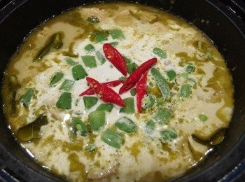 step10: 綠咖哩醬的味道偏辣,放一些紅辣椒及甜碗豆可增色。