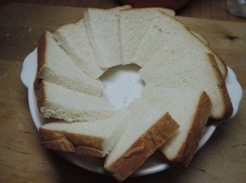 step1: 土司切十字，一切為四，然後沿著器皿擺出炫風狀，烤箱170度預熱10分