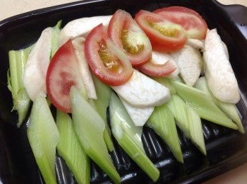 step1: 杏鮑菇略燙，西洋芹＞杏鮑菇＞番茄淋上橄欖油拌勻鋪底
