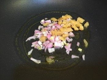 step4: 平底鑊中加1-2茶匙油及乾蔥絲。