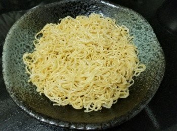 step8: 將即食麵汋熟，用少少麻油撈開備用