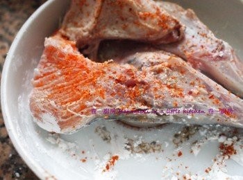 step1: 三文魚頭洗淨, 用廚房紙徹底抹乾, 灑上適量鹽和胡椒粉醃10分鐘; 沾上粟粉 (備用)