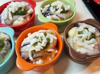 step6: 將青醬放在蠔上後再加入芝士碎。