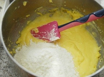 step2: 下兩顆蛋拌勻後，再篩入麵粉，鹽及泡打粉