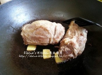 step3: 燒紅鑊 , 爆香薑片 , 加入牛展(原條) , 贊少許酒炒香