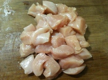 step4: 將<a href="https://bit.ly/3EZL8dD" target="_blank" data-keyword="雞胸" class="guide-link"><strong>雞胸</strong></a> <span style="display:inline-block;vertical-align:middle;margin-top:-3px;color:initial;border-radius:3px;padding:2px 3px;font-size:12px;line-height:14px;background:#87d300;color:#fff;">即買</span> 肉切成3公分見方的雞丁備用。