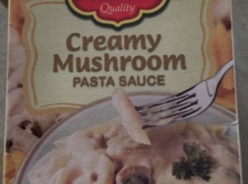 step1: 1)將蘑菇切片, 用小量油炒軟身加入黑椒再加入5湯匙醬汁待涼