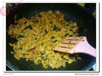 step7: 加入蔥粒、紫菜、糖、鹽及黑胡椒炒勻。