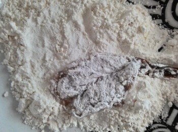 step3: 取出蝦仁後依序沾上1麵粉~2蛋汁~