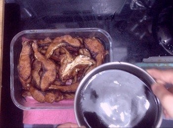 step7: 魚腩炸至金黃，肉質硬挺後，夾起立即浸入<span class="group_3">醬汁</span>中泡上十數秒（夾起時魚稍微沾著也沒關係，一齊泡在汁裡就會分開），之後夾起放在另一個大盒中